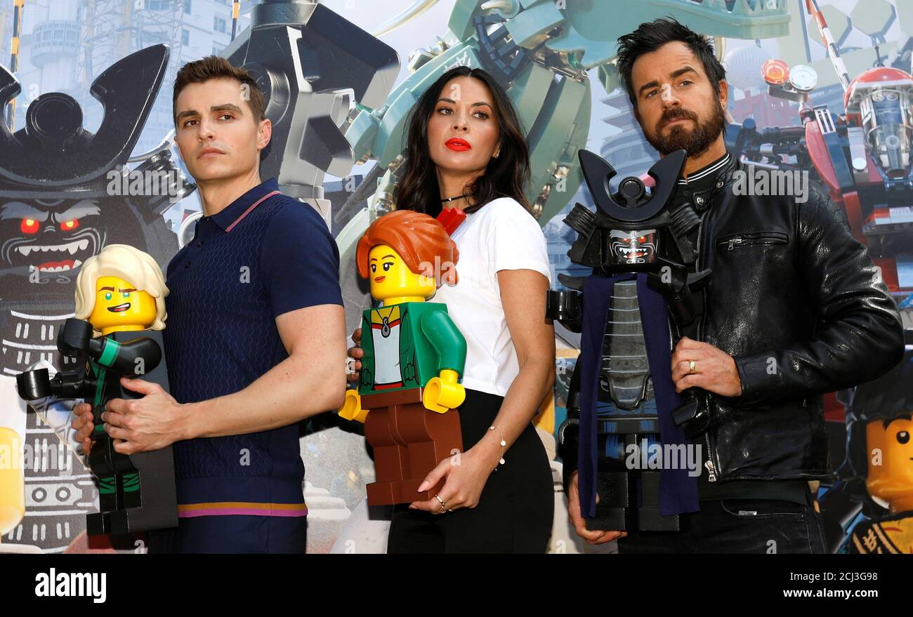 Los miembros del reparto Dave Franco (L), Olivia Munn y Justin Theroux  tienen sus respectivos personajes Lloyd, Koko y Garmadon en un evento para  'la película de LEGO Ninjago' durante la Convención