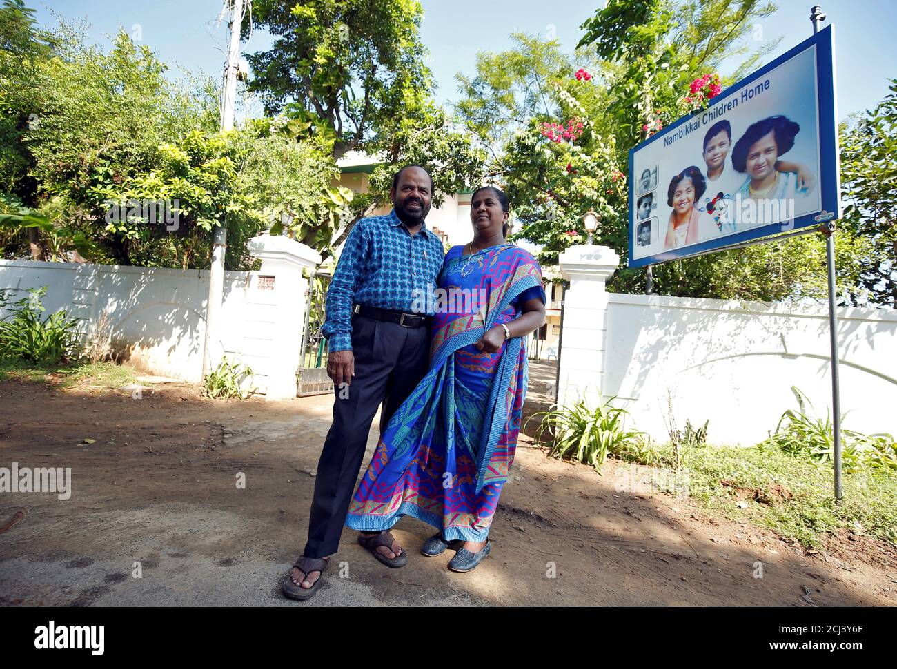 Karibeeran Paramesvaran y su esposa Choodamani, que perdió a tres niños en el tsunami de 2004, posan fuera de su casa que se han convertido en un hogar para niños huérfanos en el distrito de Nagapattinam en el estado sureño de Tamil Nadu, India, 4 de diciembre de 2019. Foto tomada el 4 de diciembre de 2019. REUTERS/P. Ravikumar Foto de stock