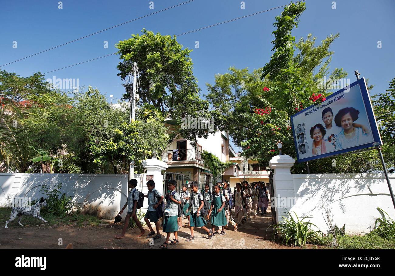 Los niños que se alojan en una casa de cuidados establecida por Karibeeran Paramesvaran y su esposa Choodamani después de que perdieron a tres niños en el tsunami de 2004, abandonan la casa de cuidados mientras se dirigen a la escuela en el distrito de Nagapattinam, en el estado sureño de Tamil Nadu, India, el 4 de diciembre de 2019. Foto tomada el 4 de diciembre de 2019. REUTERS/P. Ravikumar Foto de stock