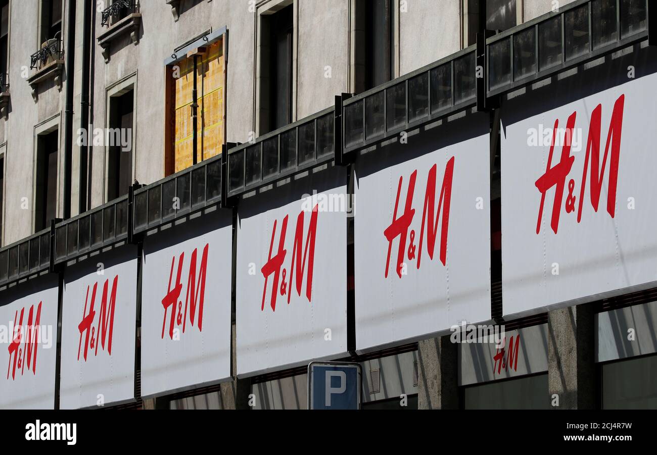 Los logotipos de H&M se muestran en una tienda en Ginebra, Suiza, el 16 de  agosto de 2018. REUTERS/Denis Balibouse Fotografía de stock - Alamy