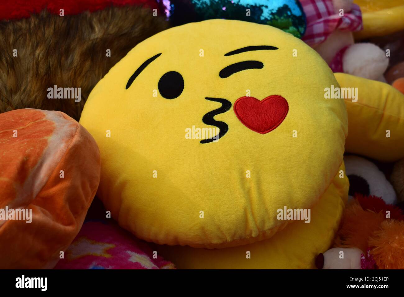 Una foto de primer plano de una almohada emoji besos amarilla redonda  Fotografía de stock - Alamy