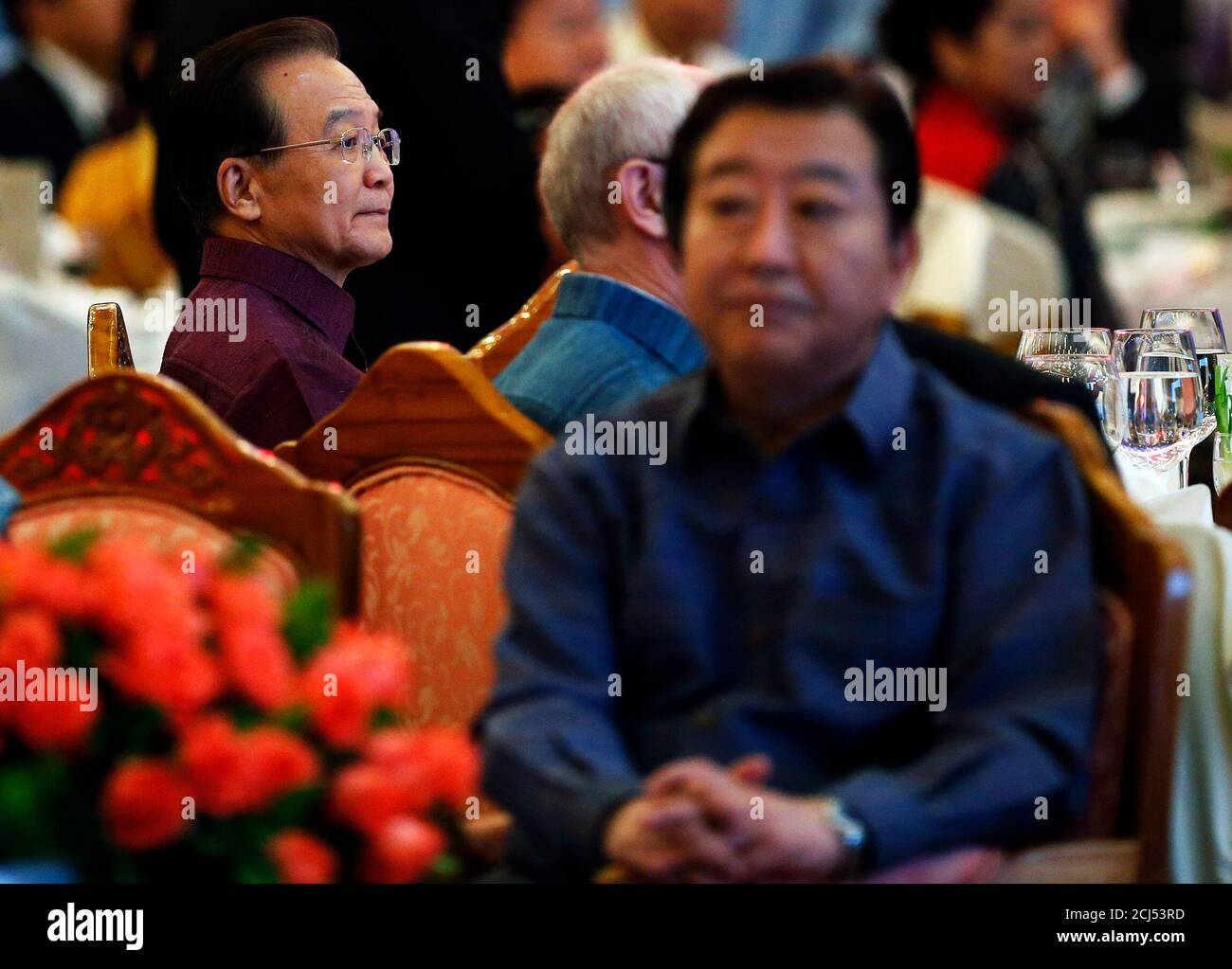 China's Premier Wen Jiabao (L) sits behind Japan's Prime Minister Yoshihiko Noda at the gala dinner as a part of the ASEM Summit in Vientiane November 5, 2012. A high-profile group of leaders and foreign ministers from Asia and Europe arrived at the capital of Laos for the Asia-Europe Meeting (ASEM) summit, held once every two years and scheduled from November 5 to 6. REUTERS/Damir Sagolj (LAOS - Tags: POLITICS) Foto de stock