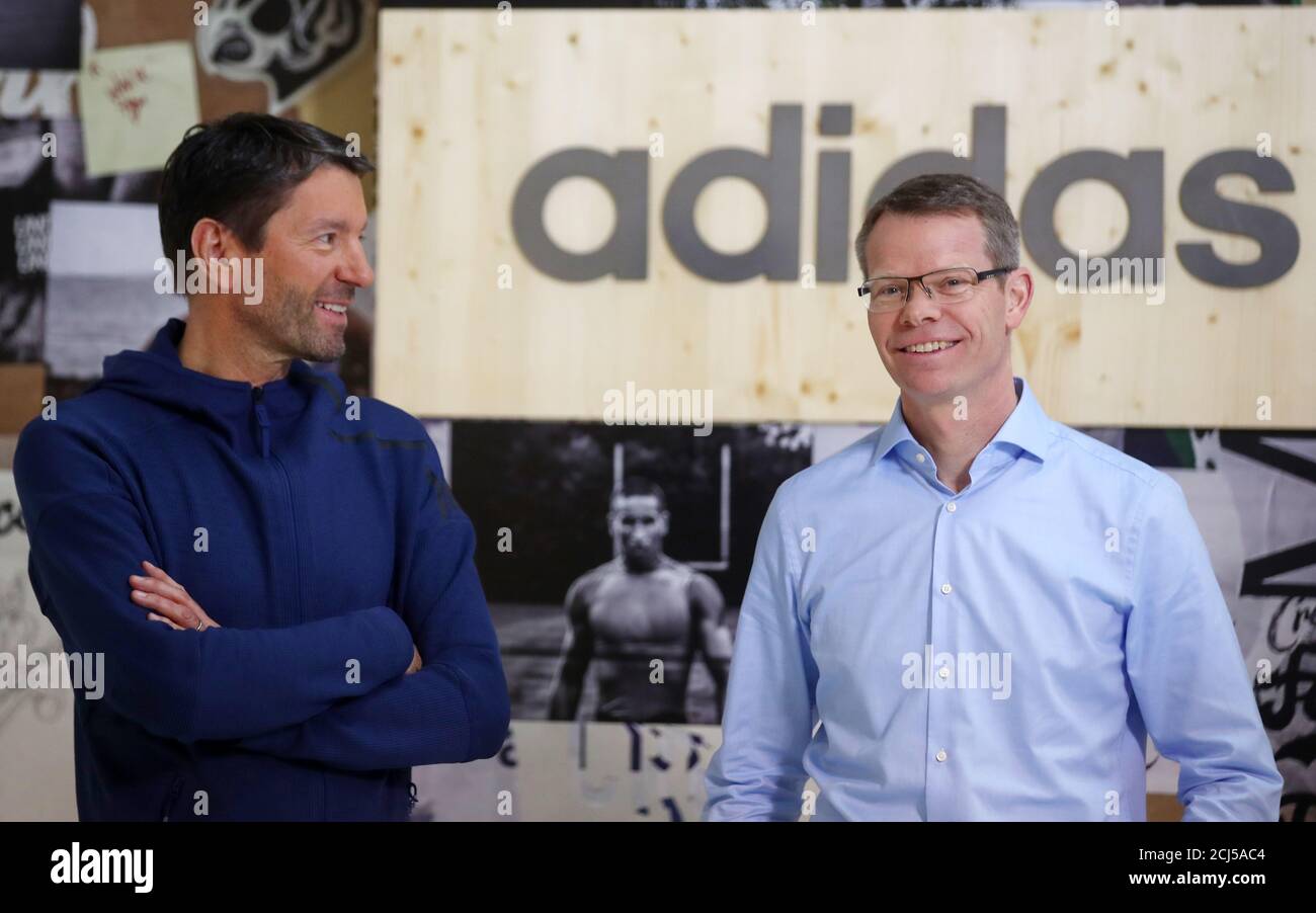 Rechazar Licuar Ser Kasper Rorsted (L), CEO de adidas, y Harm Ohlmeyer, CFO de Adidas, posan  antes de la conferencia anual de noticias de la compañía en Herzogenaurach,  Alemania, el 14 de marzo de 2018.