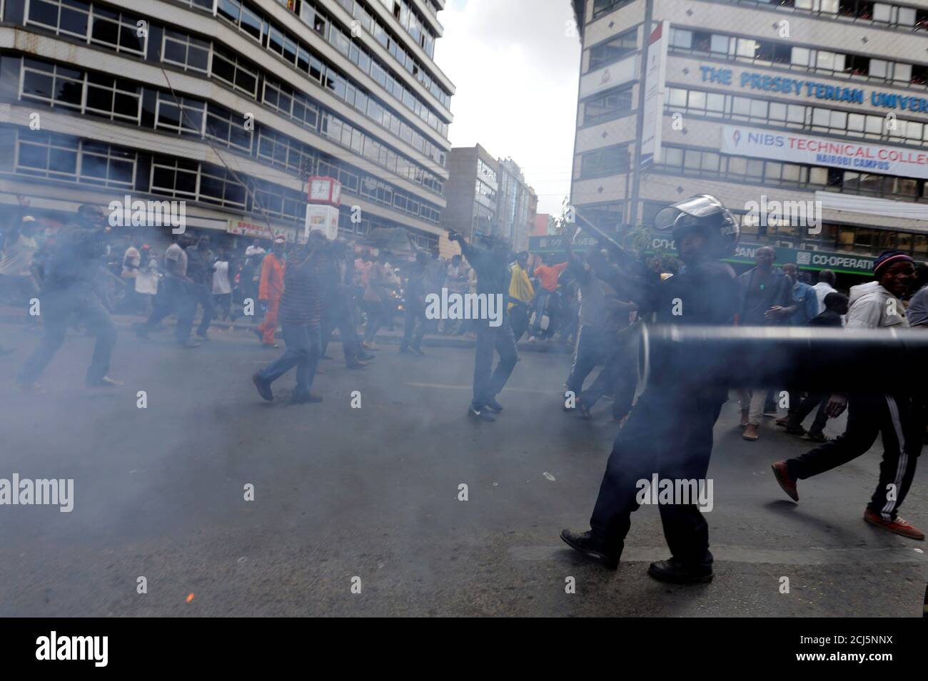 Los policías antidisturbios disparan gases lacrimógenos para dispersar a los partidarios de la coalición de la oposición keniata National Super Alliance (NASA), durante una manifestación en Nairobi, Kenia, el 11 de octubre de 2017. REUTERS/Thomas Mukoya Foto de stock