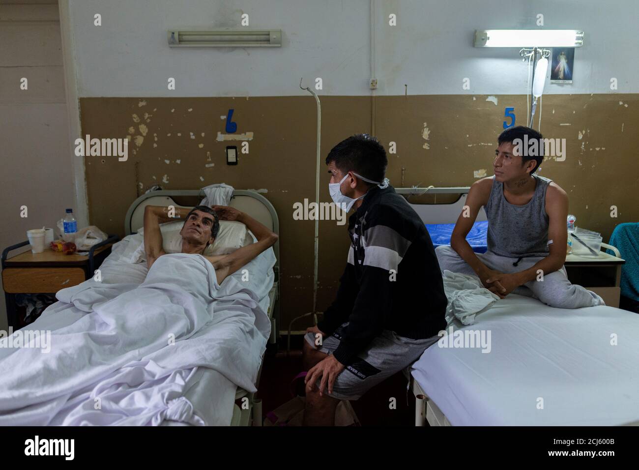 Lucas C De 24 Anos Un Antiguo Paciente De Tuberculosis Visita A Los Pacientes Jorge L 40 Y Arturo Maldonado 25 Que Han Sido Hospitalizados Por Tuberculosis En El Hospital Publico De