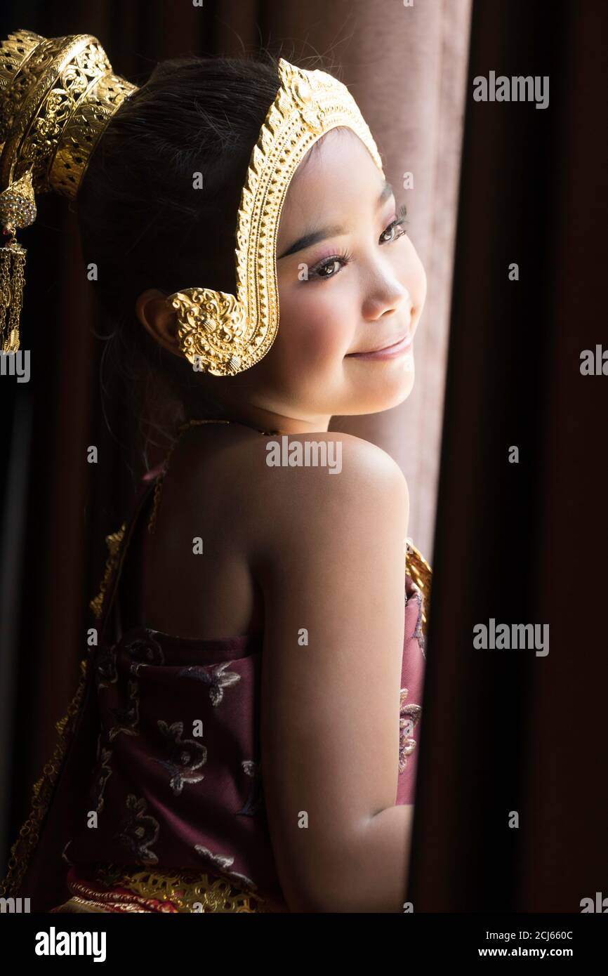 Retratos De Una Linda Colegiala Asiática Vestida Con Trajes Tailandeses Tradicionales Para 