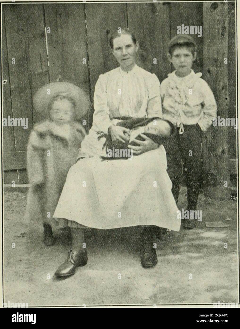 . Ontario Sessionary Papers, 1907, no.31-35. Más tarde, se indagó sobre lo que había llegado a ser de los niños, y se supo que la niña mayor no se había desviado de nadie sabía dónde; el niño había sido enviado al reformatorio; mientras que, si todavía seguía, era la intención de enviar a la chica de fuera a la Mercer. Esta es una política que se aplica con demasiada frecuencia, hasta que finalmente 1906 SUPERINTENDENTE DE NIÑOS ni-lfiLKCTED. 59 el niño da pruebas de crimen y luego es enviado tn prisión, en lugar de tomarlos un poco younj, cuando las perspectivas de doinj? ellos algún bien per-manente sería infini Foto de stock