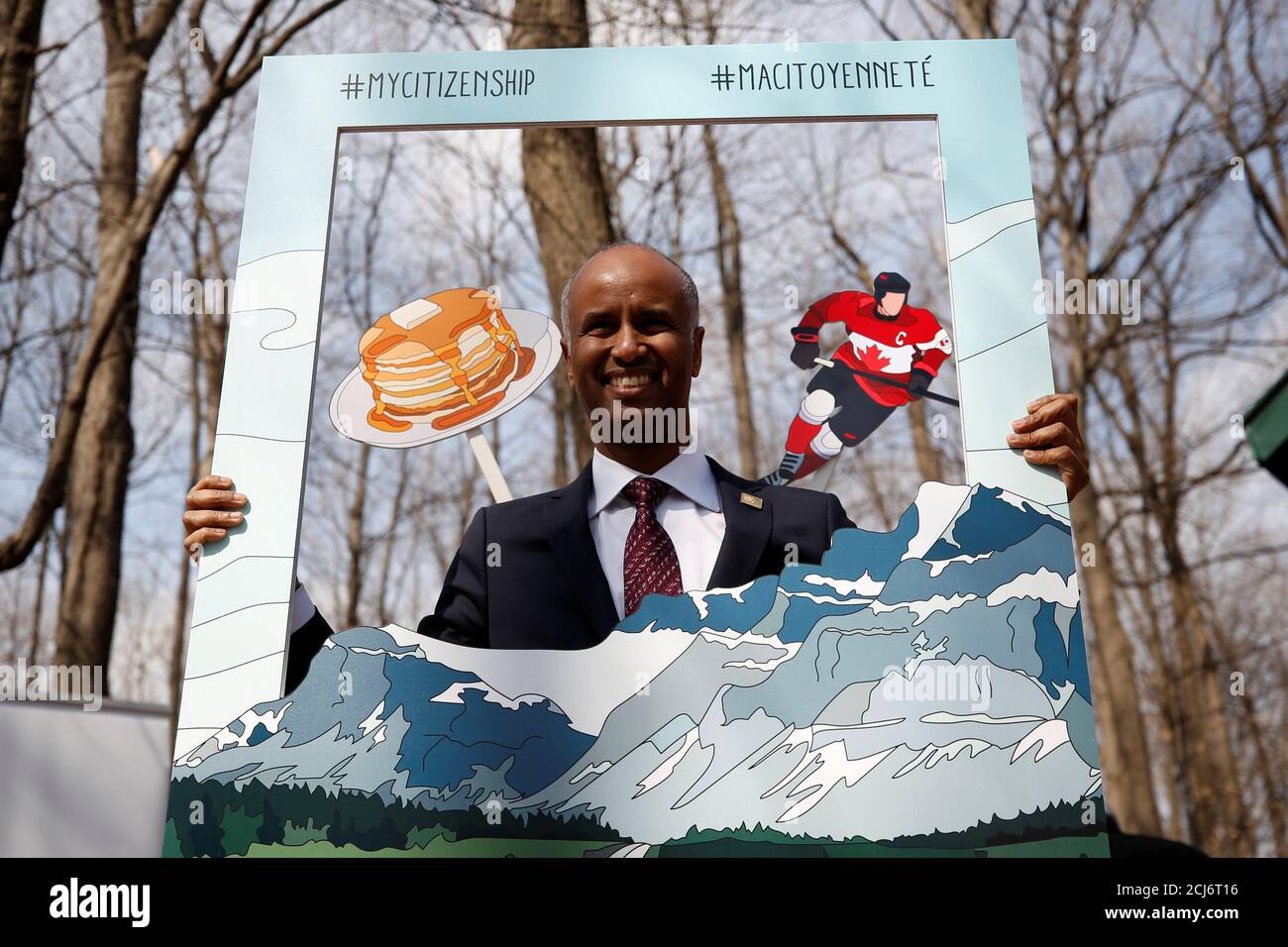 El Ministro de Inmigración de Canadá, Ahmed Hussen, hace una presentación de fotos después de una ceremonia de ciudadanía en el Vanier Sugar Shack en Ottawa, Ontario, Canadá, el 11 de abril de 2018. REUTERS/Chris Wattie Foto de stock
