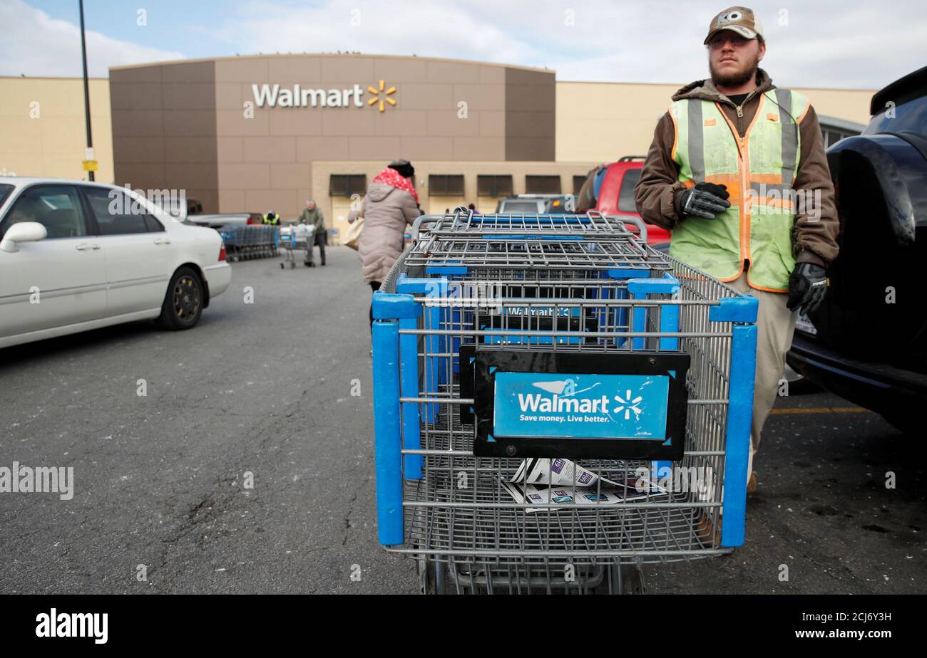Un empleado organiza carritos de compras fuera de una tienda Walmart en  Chicago, Illinois, EE.UU., 20 de noviembre de 2018. REUTERS/Kamil  Krzaczynski Fotografía de stock - Alamy