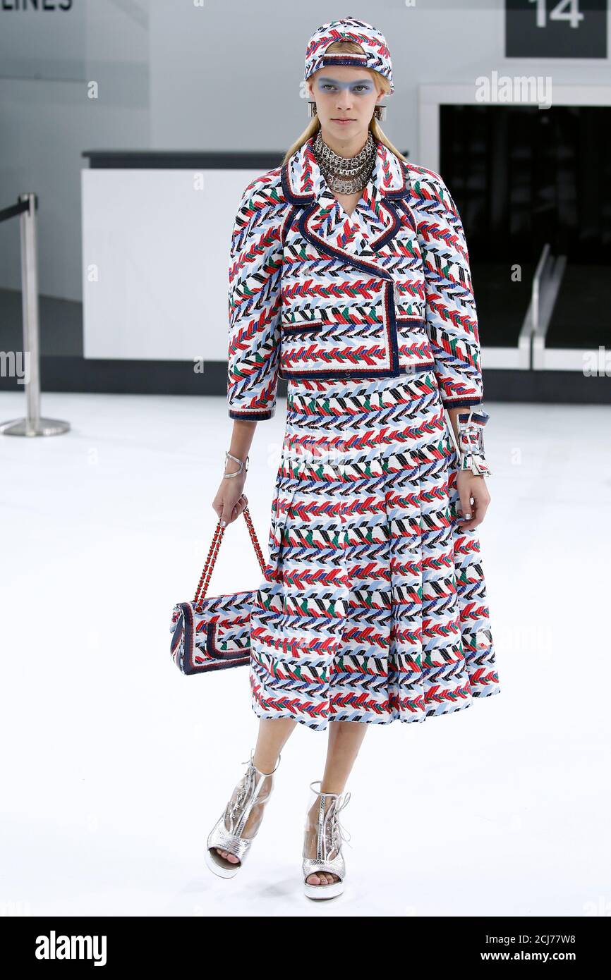 Un modelo presenta una creación del diseñador alemán Karl Lagerfeld como  parte de su colección de primavera/verano de 2016 para mujeres listas para  usar para la casa de moda Chanel en el