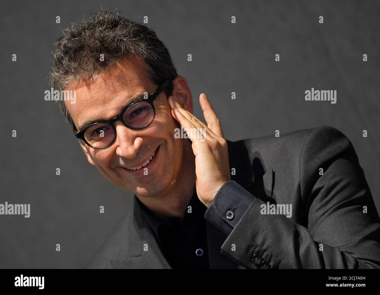 Federico Marchetti, director ejecutivo del minorista de ropa en línea YOOX  Net-A-Porter habla durante una conferencia de prensa en la inauguración de  las instalaciones de la empresa Tech Hub en la Ciudad
