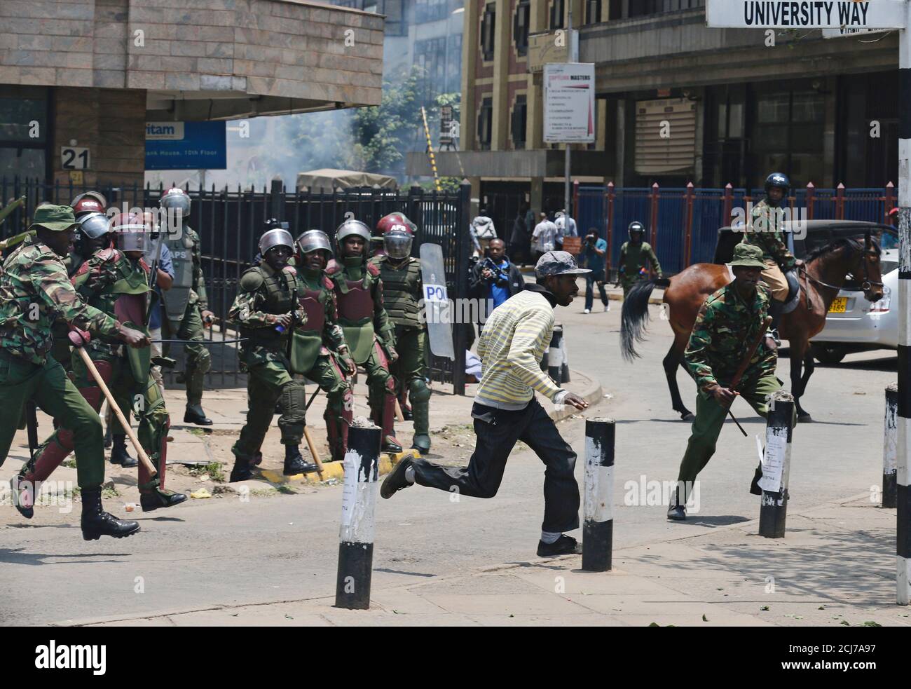 Un defensor de la coalición opositora de la Super Alianza Nacional (NASA) se ejecuta después de que policías antidisturbios dispersaron a los manifestantes durante una manifestación que pidió el retiro de funcionarios de la Comisión independiente Electoral y de Fronteras (IEBC) en Nairobi, Kenia, el 26 de septiembre de 2017. REUTERS/Thomas Mukoya Foto de stock