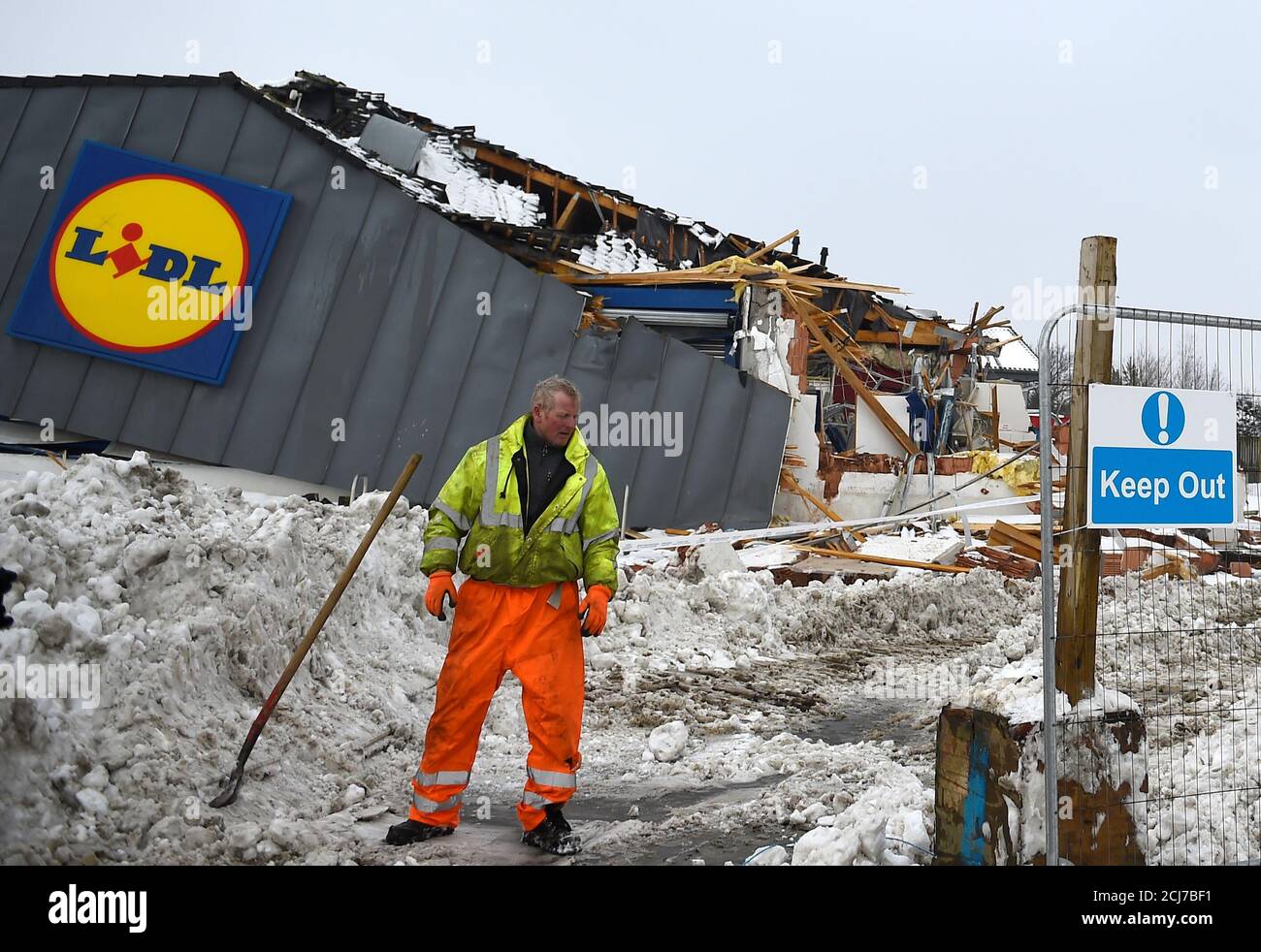 Un trabajador se encuentra frente a la escena de daños extensos hechos por los saqueadores a un supermercado Lidl en Tallaght cerca de Dublín, el 3 de marzo de 2018. REUTERS/Clodagh