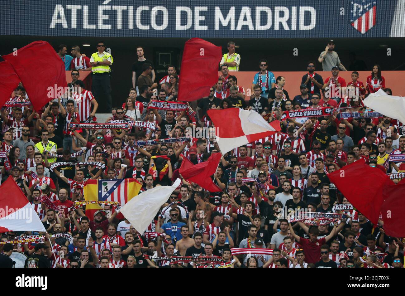 Fútbol - la Liga Santander Atlético Madrid vs Eibar - Metropolitano, Madrid, España - 15 de septiembre de los aficionados del Atlético de Madrid ondean banderas y bufandas