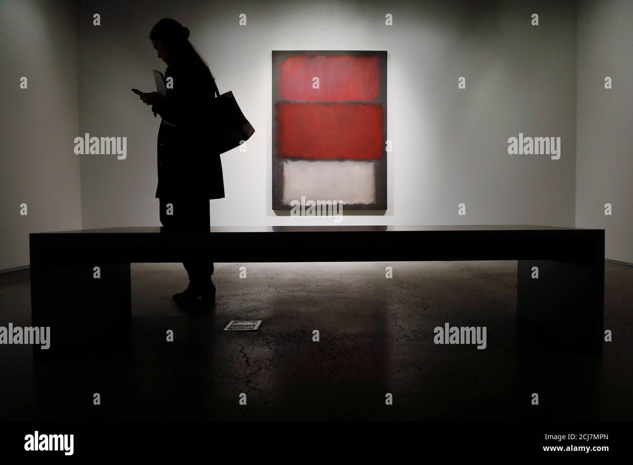 Una pintura de Mark Rothko llamada 'Untitled' se exhibe en Sotheby's durante una vista previa de prensa de su próxima venta de arte contemporáneo en Nueva York, EE.UU., 3 de mayo de 2019. REUTERS/Lucas Jackson Foto de stock