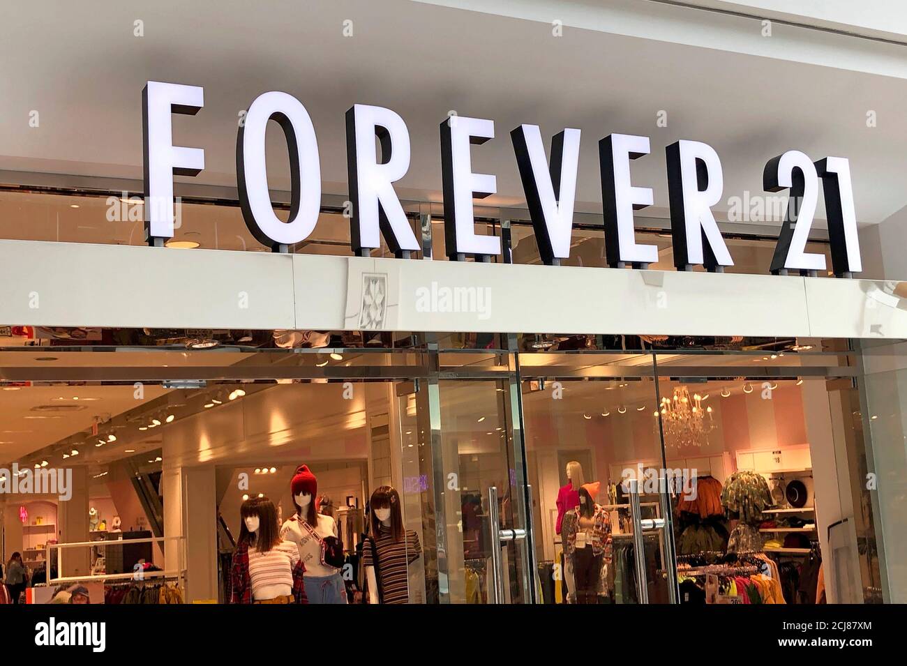 Maniquíes modelan ropa en una tienda de moda Forever 21 en el centro  comercial King of Prussia en King of Prussia, Pensilvania, . 30 de  septiembre de 2019. REUTERS/Mark Makela Fotografía de