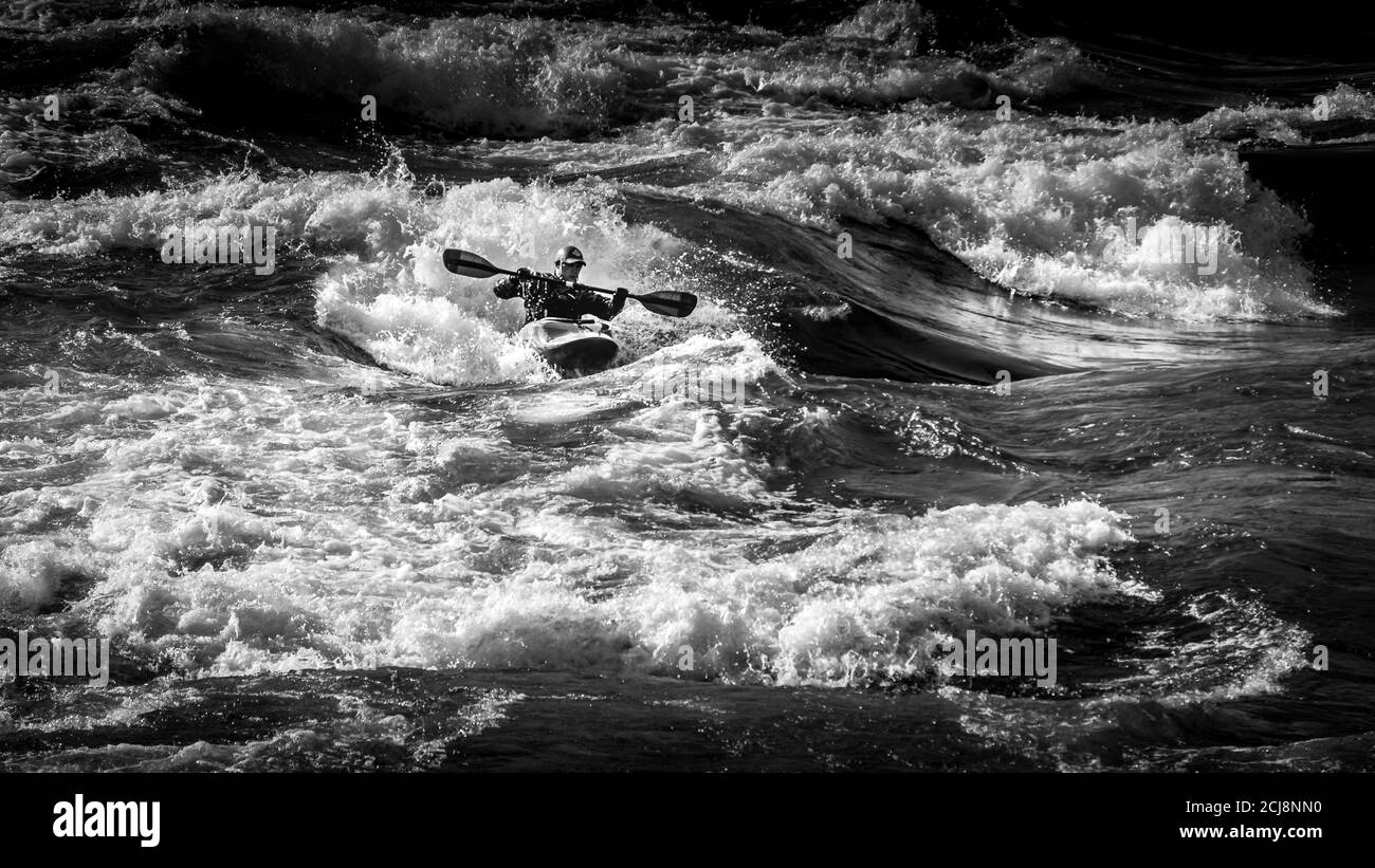 Blanco y Negro Foto de agua Blanca Kayaking en los rápidos del Río Thompson cerca del Puente de las Esencias en la Columbia Británica, Canadá Foto de stock