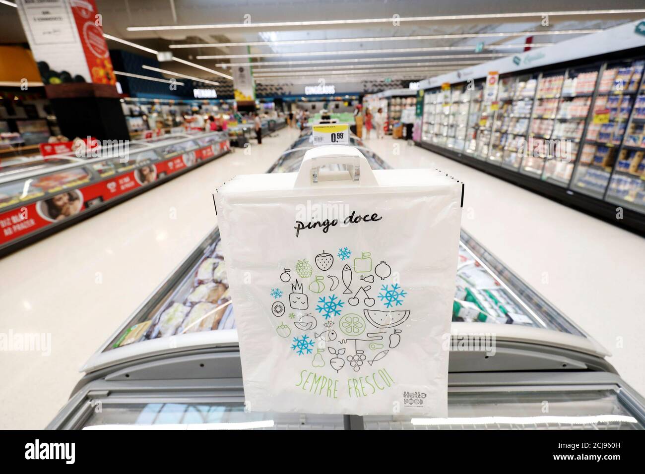 Las bolsas para alimentos congelados se ven en un supermercado Pingo Doce  en Lisboa, Portugal 6 de julio de 2018. REUTERS/Rafael Marchante Fotografía  de stock - Alamy