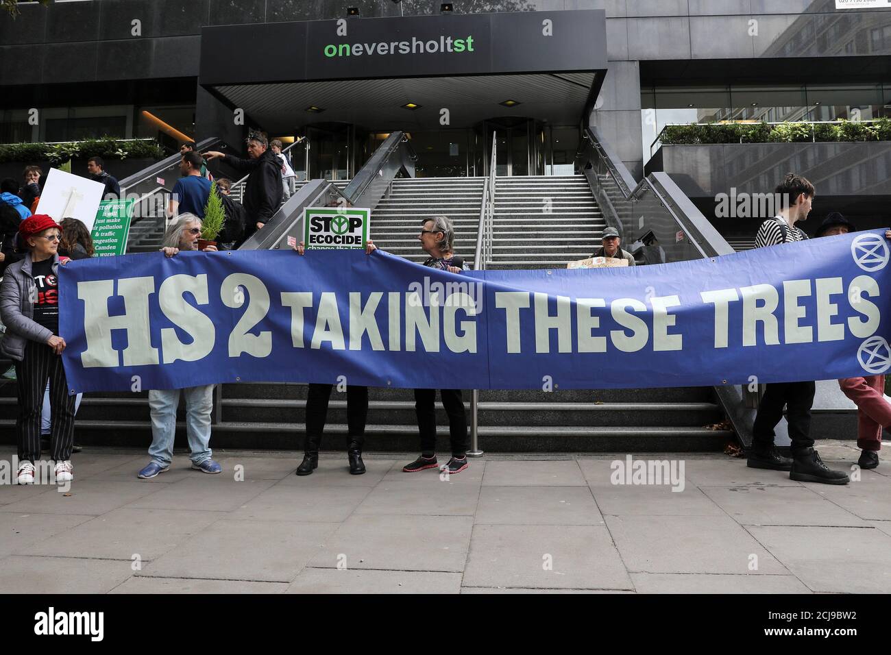 Extinción Rebelión y manifestantes anti-HS2 se manifiestan fuera de la sede de la Alta velocidad 2 en la Estación Euston en Londres, Gran Bretaña 28 de septiembre de 2019. REUTERS/Simon Dawson Foto de stock