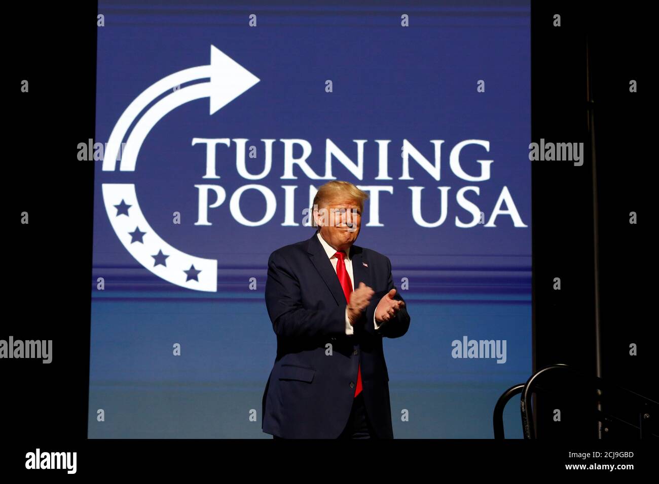 El presidente estadounidense Donald Trump hace comentarios en la Cumbre de Acción Estudiantil de Turning Point USA en el Centro de Convenciones del Condado de Palm Beach en West Palm Beach, Florida, EE.UU. 21 de diciembre de 2019. REUTERS/Marco Bello Foto de stock