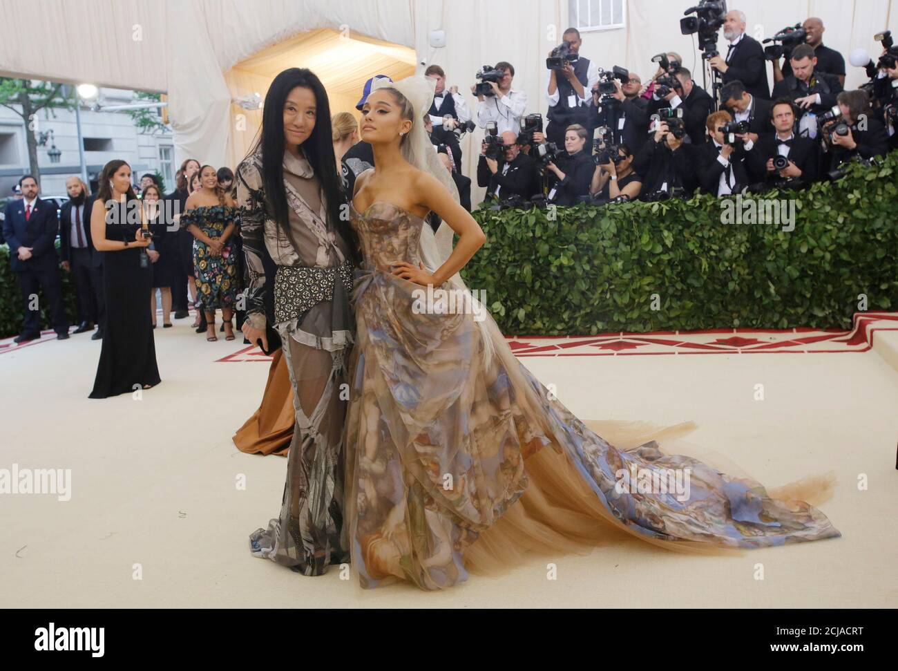 La diseñadora Vera Wang (L) y la cantante Ariana Grande llegan al  Metropolitan Museum of Art Costume Institute Gala (Met Gala) para celebrar  la apertura de “cuerpos celestiales: La moda y la