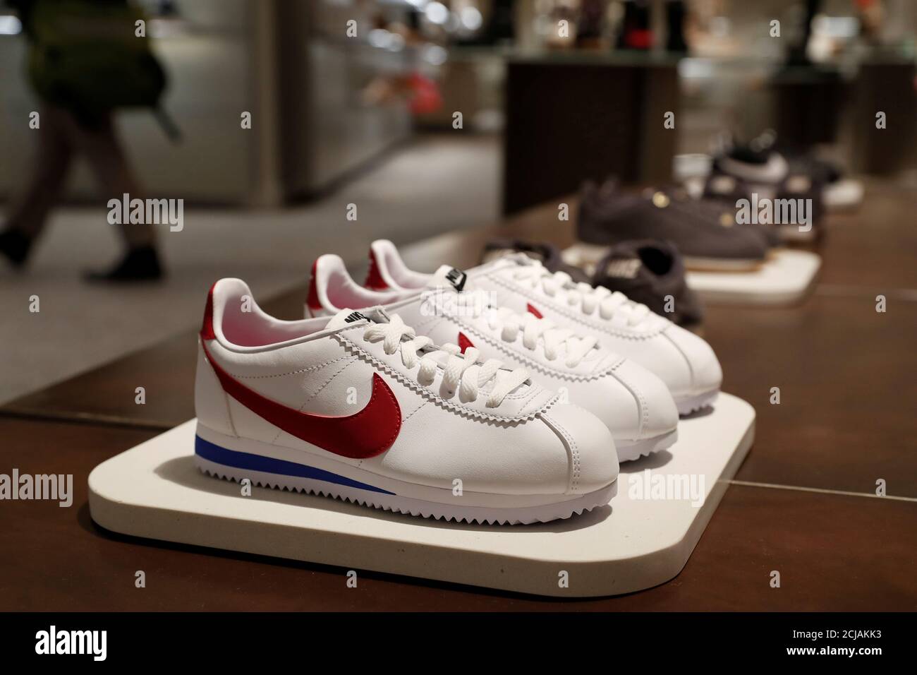 teoría heredar Manchuria Los zapatos Nike se ven en exhibición en la tienda insignia Nordstrom  durante un avance en los medios de comunicación en Nueva York, EE.UU., 21  de octubre de 2019. REUTERS/Shannon Stapleton Fotografía