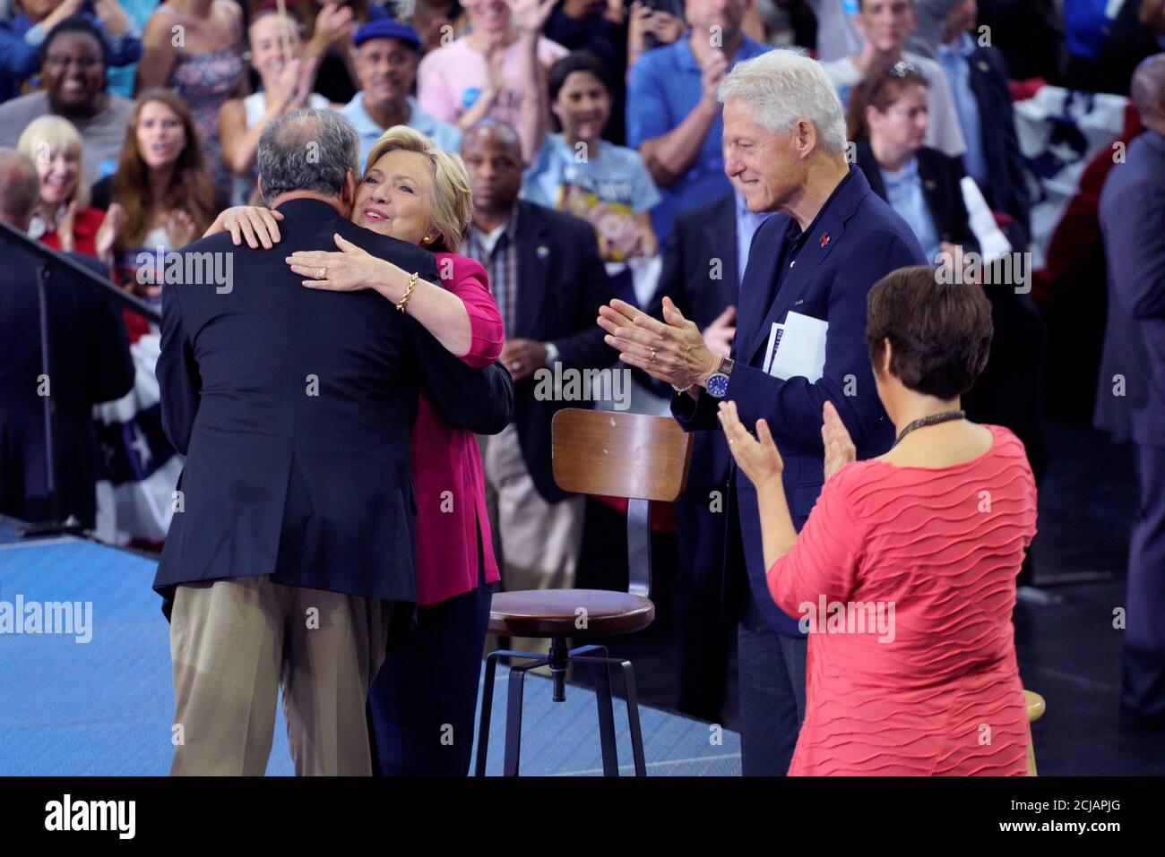 La candidata presidencial demócrata Hillary Clinton con su esposo Bill (2do R) abraza a su compañera de carrera Time Kaine (L) en un mitin de campaña después de la Convención Nacional Democrática en Filadelfia el 29 de julio de 2016. A la derecha está la esposa de Kaine, Anne Holton. REUTERS/Rick Wilking Foto de stock