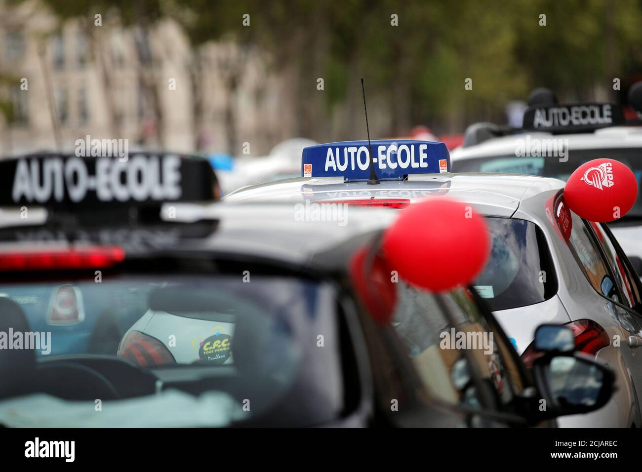 Los coches escolares franceses son vistos durante una protesta contra las solicitudes de formación en línea para los permisos de conducción en los Campos de Marte en París, Francia, el 18 de abril de 2017. REUTERS/Benoit Tessier Foto de stock