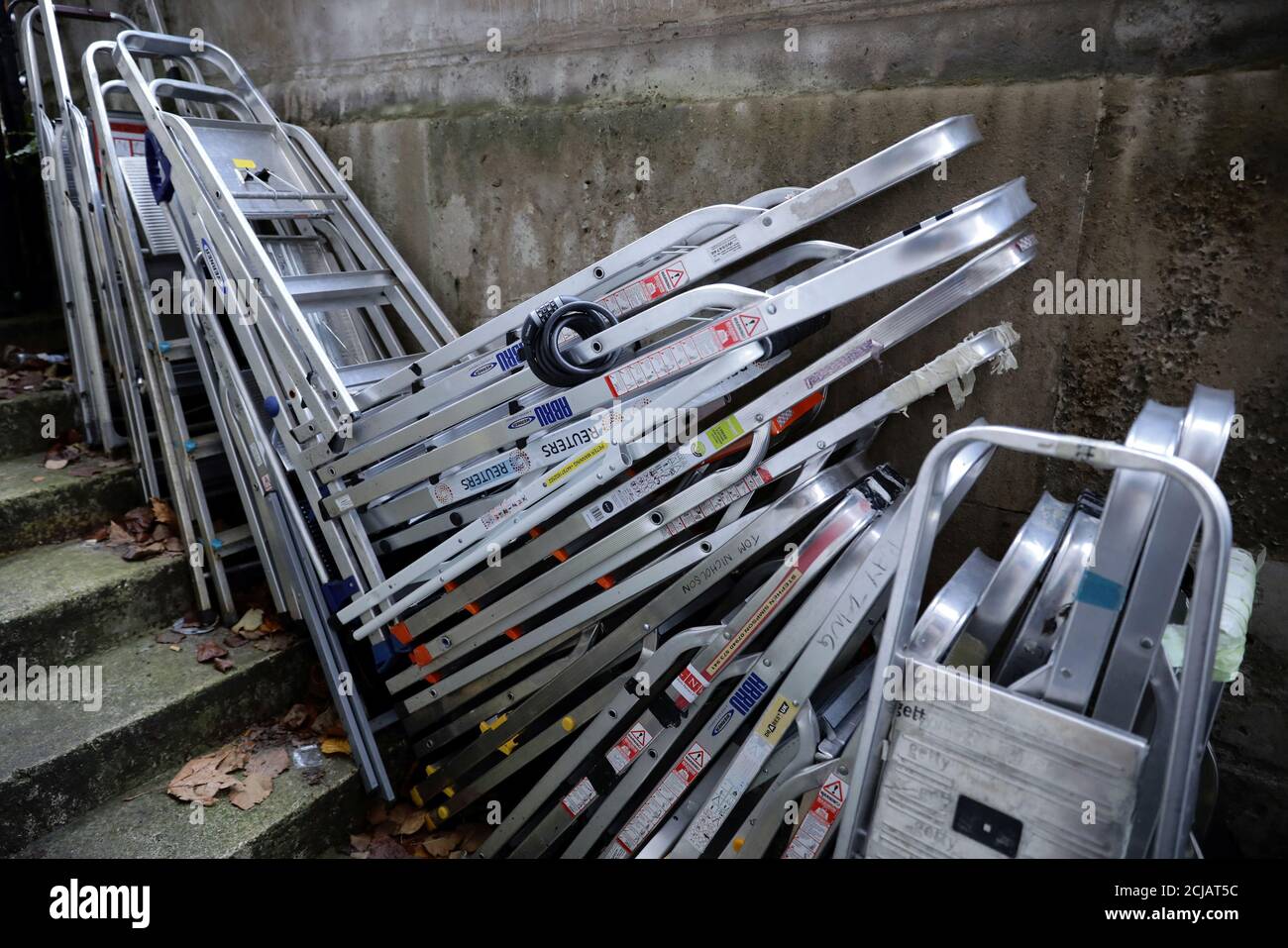 guirnalda Bañera montar Escaleras de mano usadas fotografías e imágenes de alta resolución - Alamy