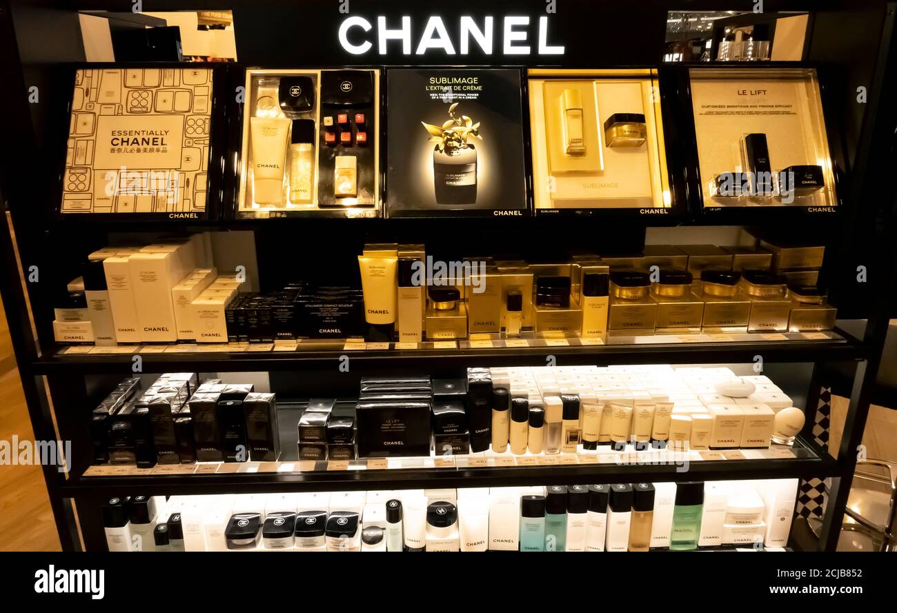 PARÍS, FRANCIA - Septiembre Circa, 2020. Banner de Chanel en la tienda de  tiendas de cosméticos libres de impuestos en el Aeropuerto Internacional de Charles  de Gaulle Fotografía de stock - Alamy