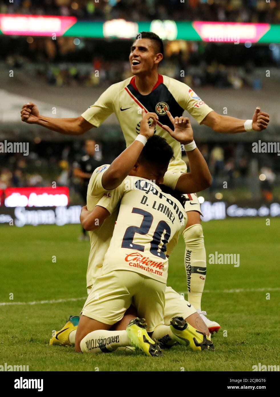 Fútbol - Liga MX Semi final Segunda pierna - America v Pumas, Azteca  Stadium, Ciudad de México, México - 9 de diciembre de 2018 Roger Martinez  de América celebra su tercer gol