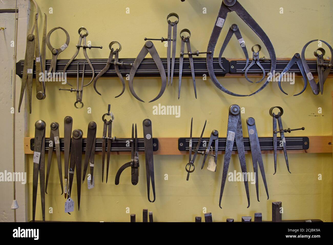 Una exhibición de pared magnética de herramientas de ingeniería de época,  calibres y divisores en un centro de antigüedades en Leominster,  Herefordshire Fotografía de stock - Alamy