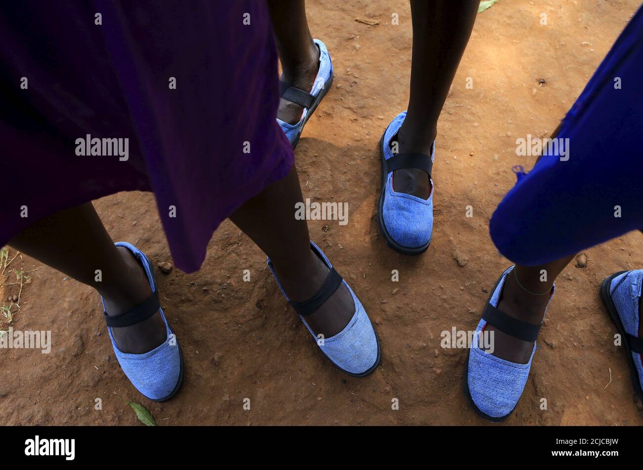 Los escolares usan zapatos poco después de ser remojados y tratados en la  aldea de Kalebera, distrito de Jinja, Uganda oriental, 6 de agosto de 2015.  El problema de los parásitos jigger,
