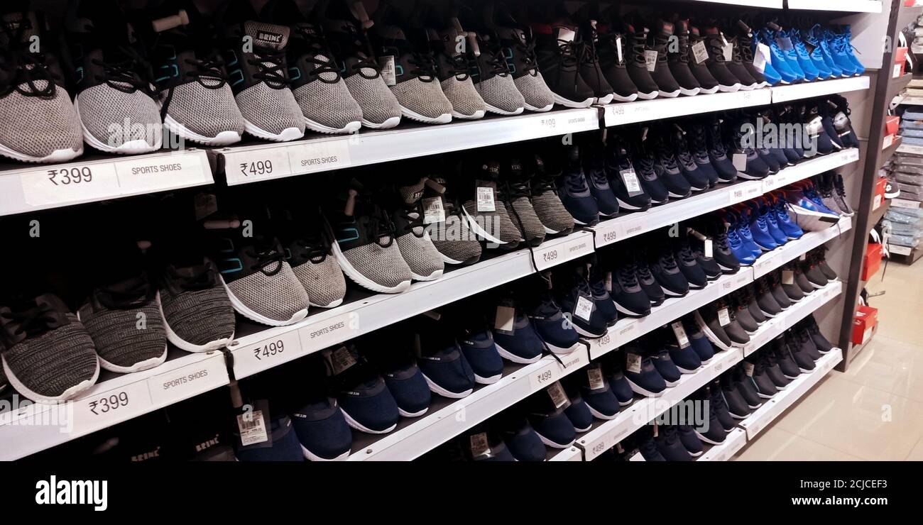 DISTRITO KATNI, INDIA - 16 DE SEPTIEMBRE de 2019: Zapatos deportivos de  Marca arreglados en estanterías para mostrar en la tienda mega-mercado  Fotografía de stock - Alamy