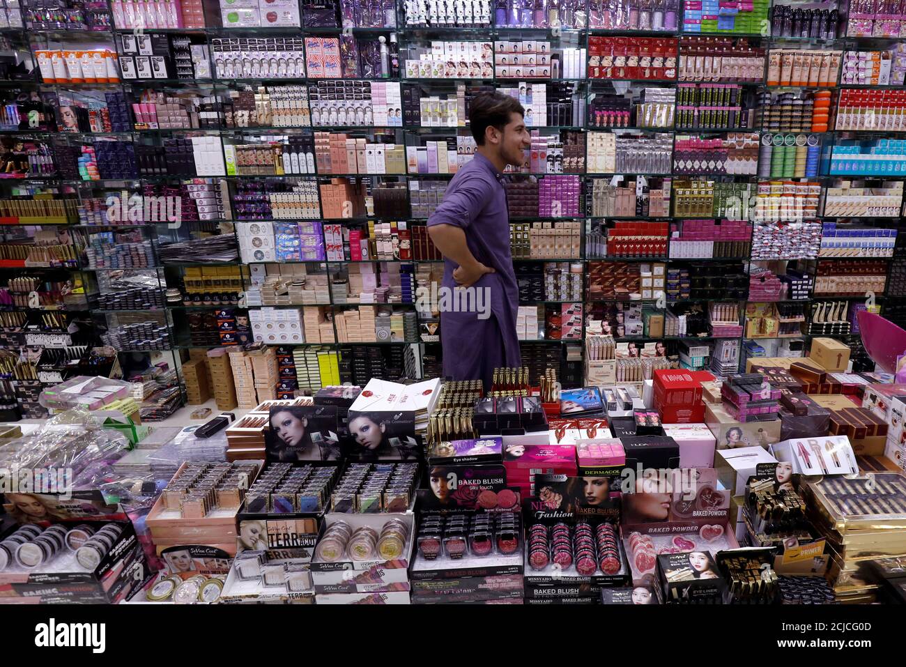 Un vendedor está entre productos hechos en China, para la venta, en una tienda al por mayor Peshawar, Pakistán 7 de agosto de 2018. REUTERS/Fayaz Aziz Fotografía de stock - Alamy