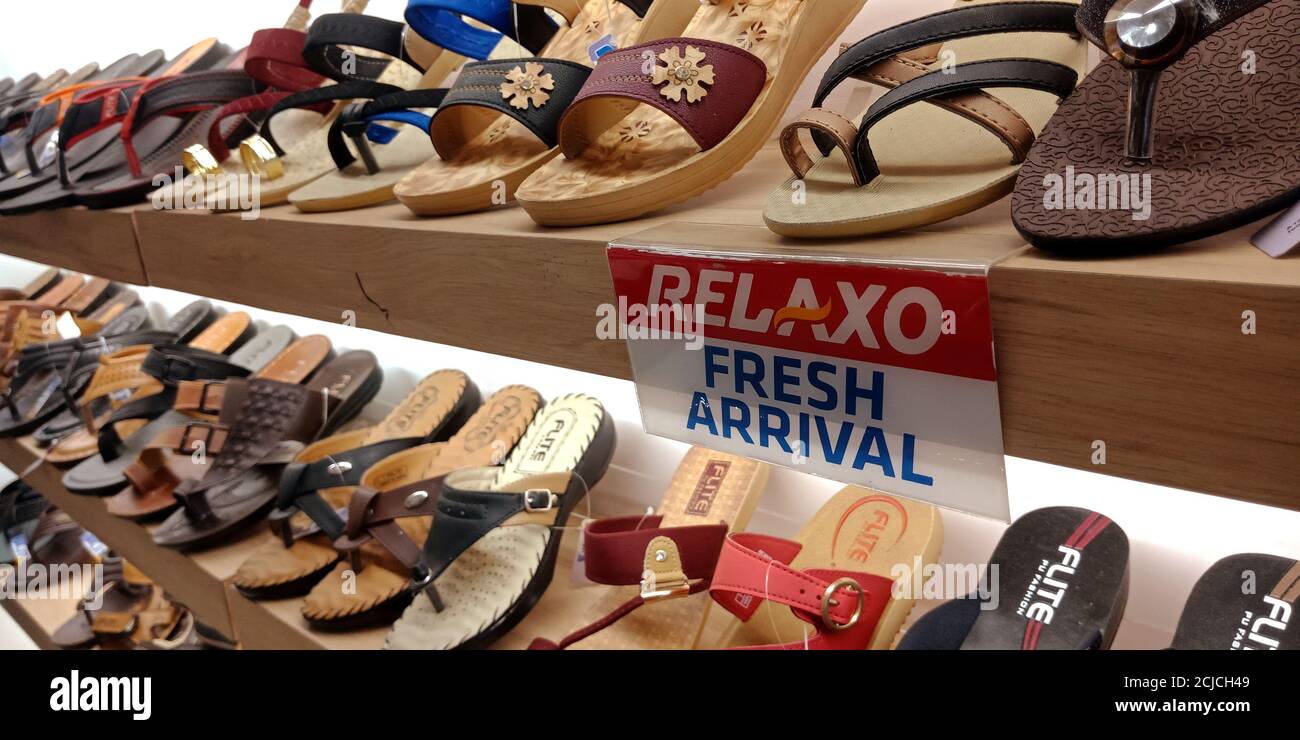 DISTRITO DE KATNI, INDIA - 17 DE SEPTIEMBRE de 2019: Hermosas sandalias  niñas presentadas para la venta en la sala de exposición de calzado Relaxo  Fotografía de stock - Alamy