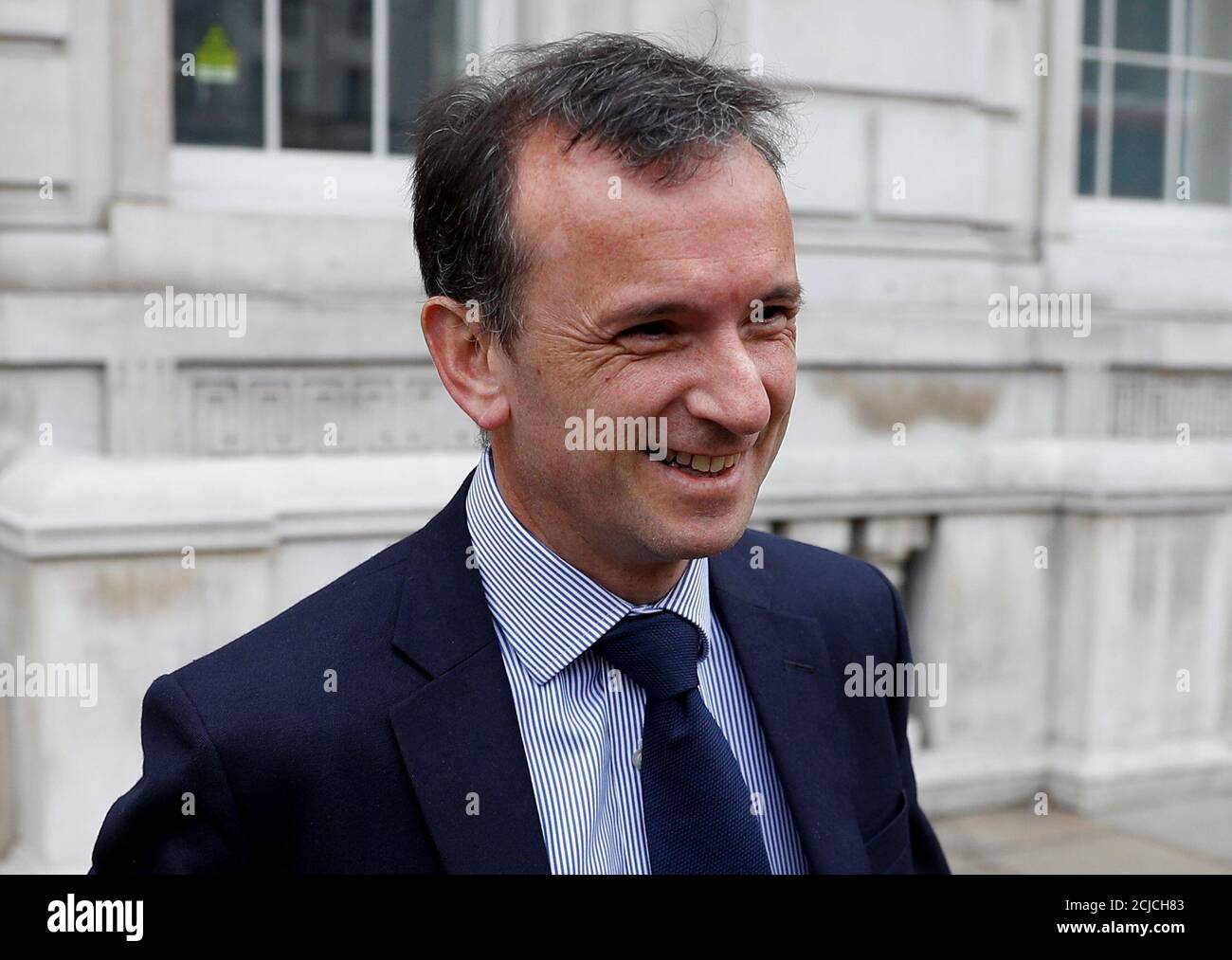 El Secretario de Estado de Gran Bretaña para Gales, Alun Cairns, es visto fuera de la Oficina del Gabinete mientras continúan las conversaciones sobre el Brexit, en Londres, Gran Bretaña, el 8 de abril de 2019. REUTERS/Peter Nicholls Foto de stock