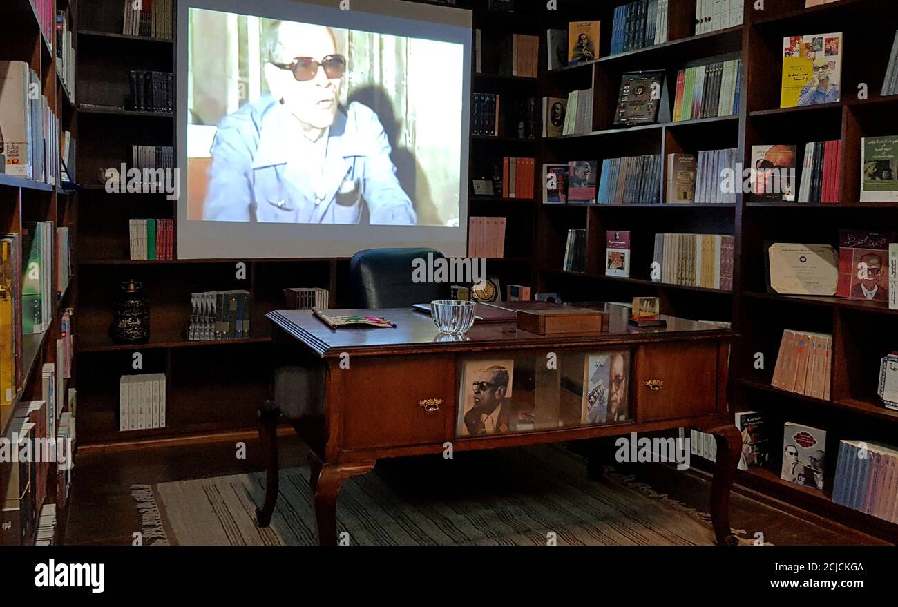 Oficina del difunto autor Naguib Mahfouz en su museo en el Cairo, Egipto, 14 de julio de 2019. Foto tomada el 14 de julio de 2019. REUTERS/Sameh Elkhatib Foto de stock