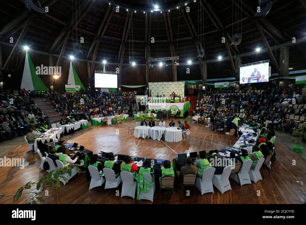La Comisión independiente Electoral y de Fronteras de Kenya (IEBC) se prepara para anunciar los resultados de las elecciones en el Bomas de Kenya, en Nairobi, el 11 de agosto de 2017. REUTERS/Thomas Mukoya Foto de stock