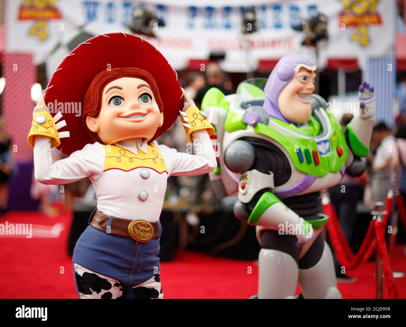 Personas disfrazadas como Jessie y Buzz Lightyear son vistas en el estreno  para 'Toy Story 4' en los Angeles, California, EE.UU., 11 de junio de 2019.  REUTERS/Mario Anzuoni Fotografía de stock -