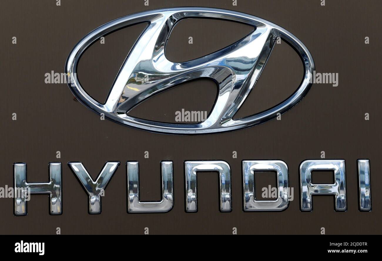 El logotipo del fabricante de automóviles surcoreano Hyundai se ve en un  concesionario de automóviles en Dietlikon, Suiza, el 11 de octubre de 2016.  REUTERS/Arnd Wiegmann Fotografía de stock - Alamy