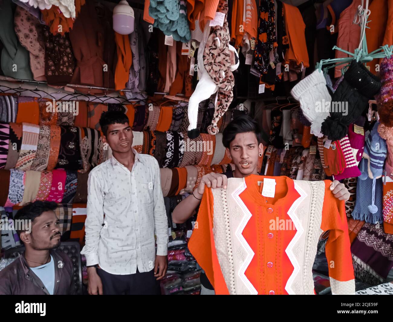 DISTRITO DE KATNI, INDIA - 06 DE DICIEMBRE de 2019: Un niño indio que vende  ropa de moda temporada de invierno en la calle de la ciudad local mercado  Fotografía de stock - Alamy
