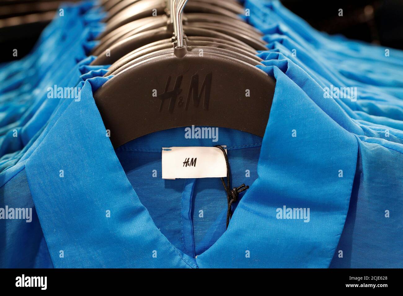 Una etiqueta Hennes & Mauritz AB (H&M) se muestra en la ropa en su tienda  insignia en París, Francia, el 18 de junio de 2018. REUTERS/Benoit Tessier  Fotografía de stock - Alamy