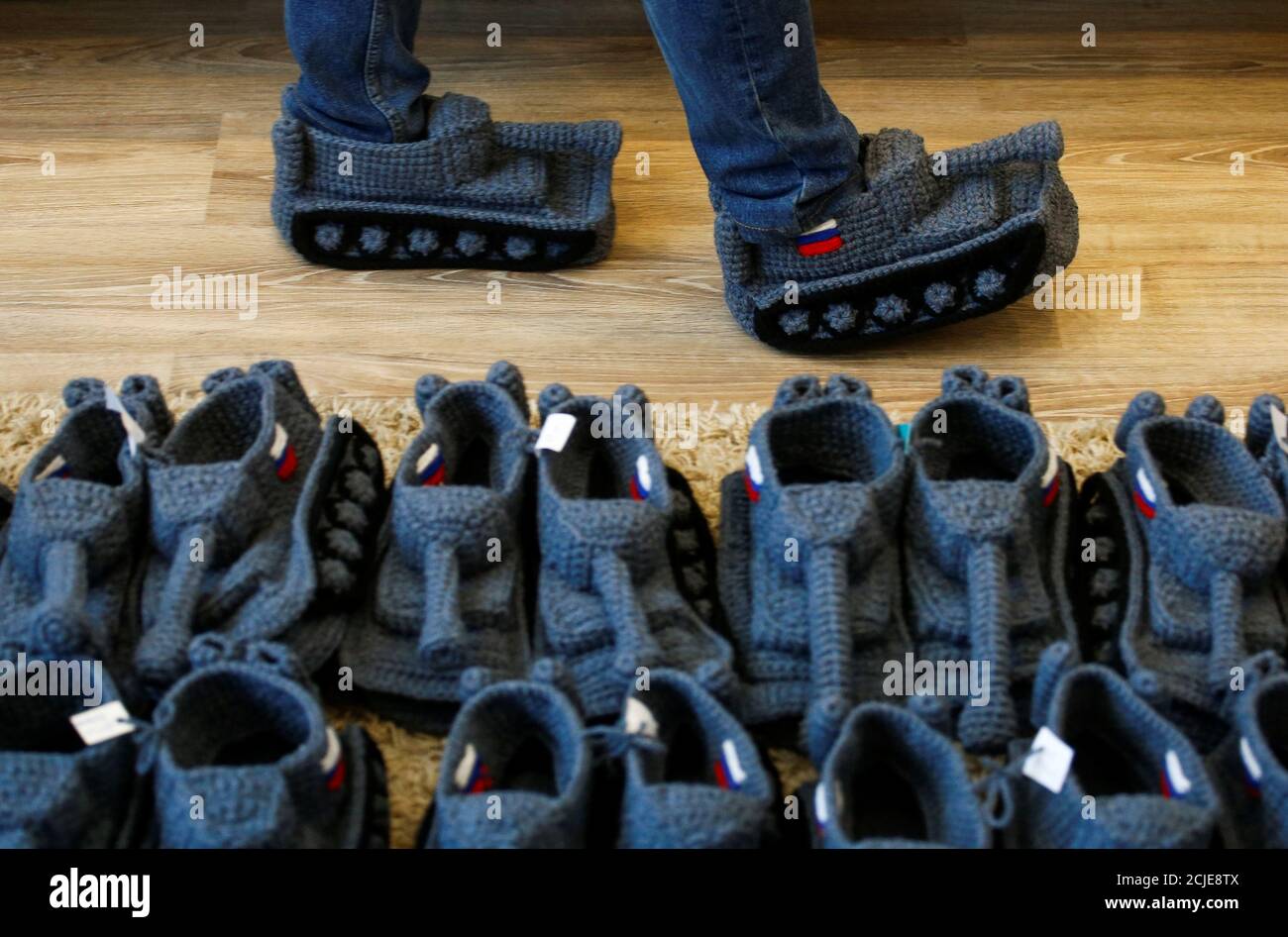 El vendedor Denis Zaycev muestra zapatillas con forma de tanques llamadas  'Tapki Tanki' (Tank-slippers) en San Petersburgo, Rusia 22 de febrero de  2019. REUTERS/Anton Vaganov Fotografía de stock - Alamy