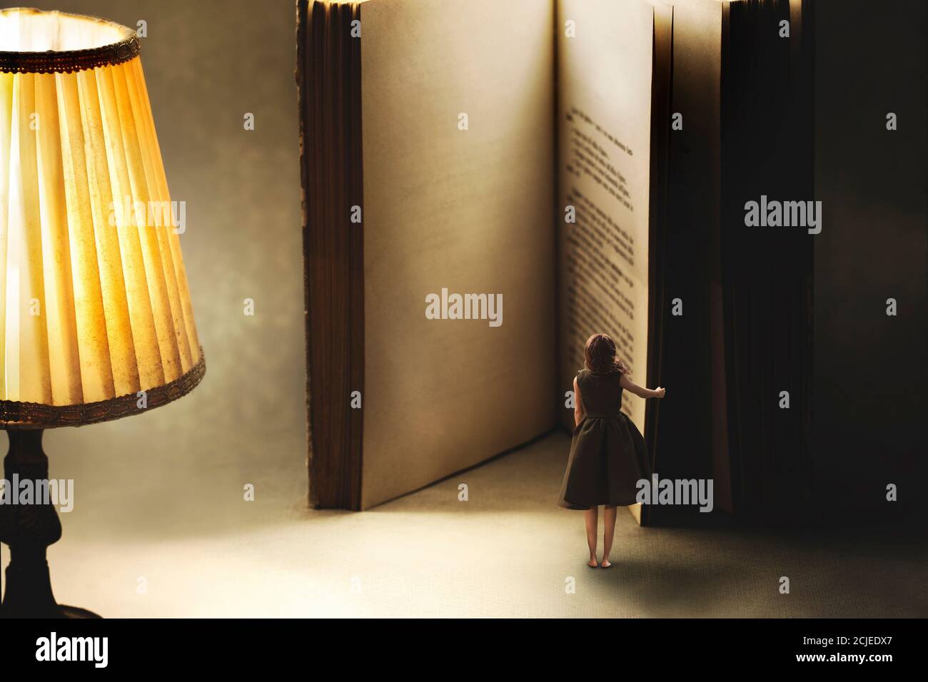 momento surrealista de una mujer abriendo las páginas en blanco de un libro gigante, concepto del conocimiento Foto de stock