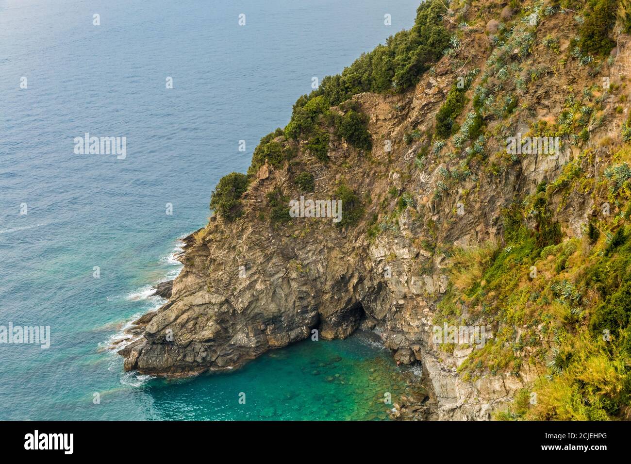 Hermosa vista panorámica del paisaje de la pequeña cala con su hermosa aguas azul turquesa poco profundas. La bahía rocosa en la zona costera de Cinque Terre... Foto de stock