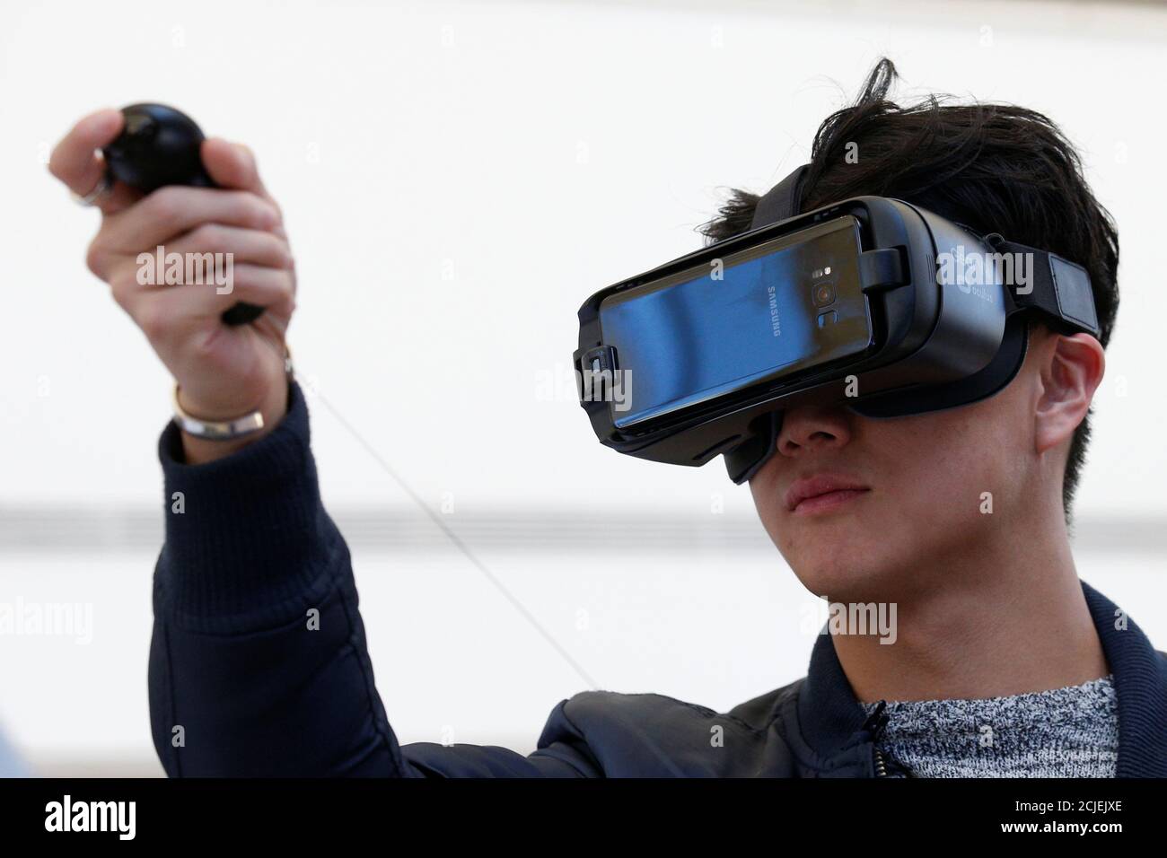 A guest uses the Samsung Gear VR for the Samsung Galaxy S8 during the  Samsung Unpacked event in New York City, U.S. March 29, 2017.  REUTERS/Brendan McDermid Fotografía de stock - Alamy