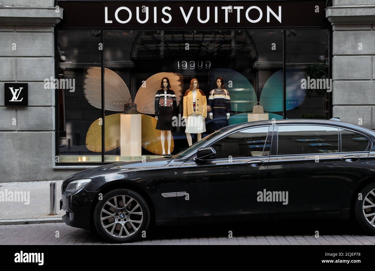 Un coche BMW está estacionado cerca de una tienda Louis Vuitton en Kiev,  Ucrania 2 de octubre de 2018. REUTERS/Gleb Garanich Fotografía de stock -  Alamy