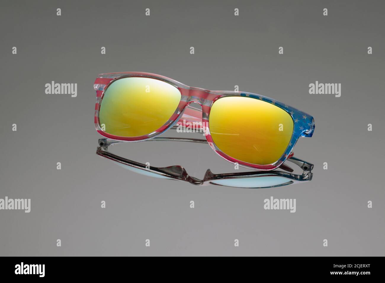 Gafas de sol con colores americanos y lentes de espejo multicolor sobre  cristal antecedentes Fotografía de stock - Alamy