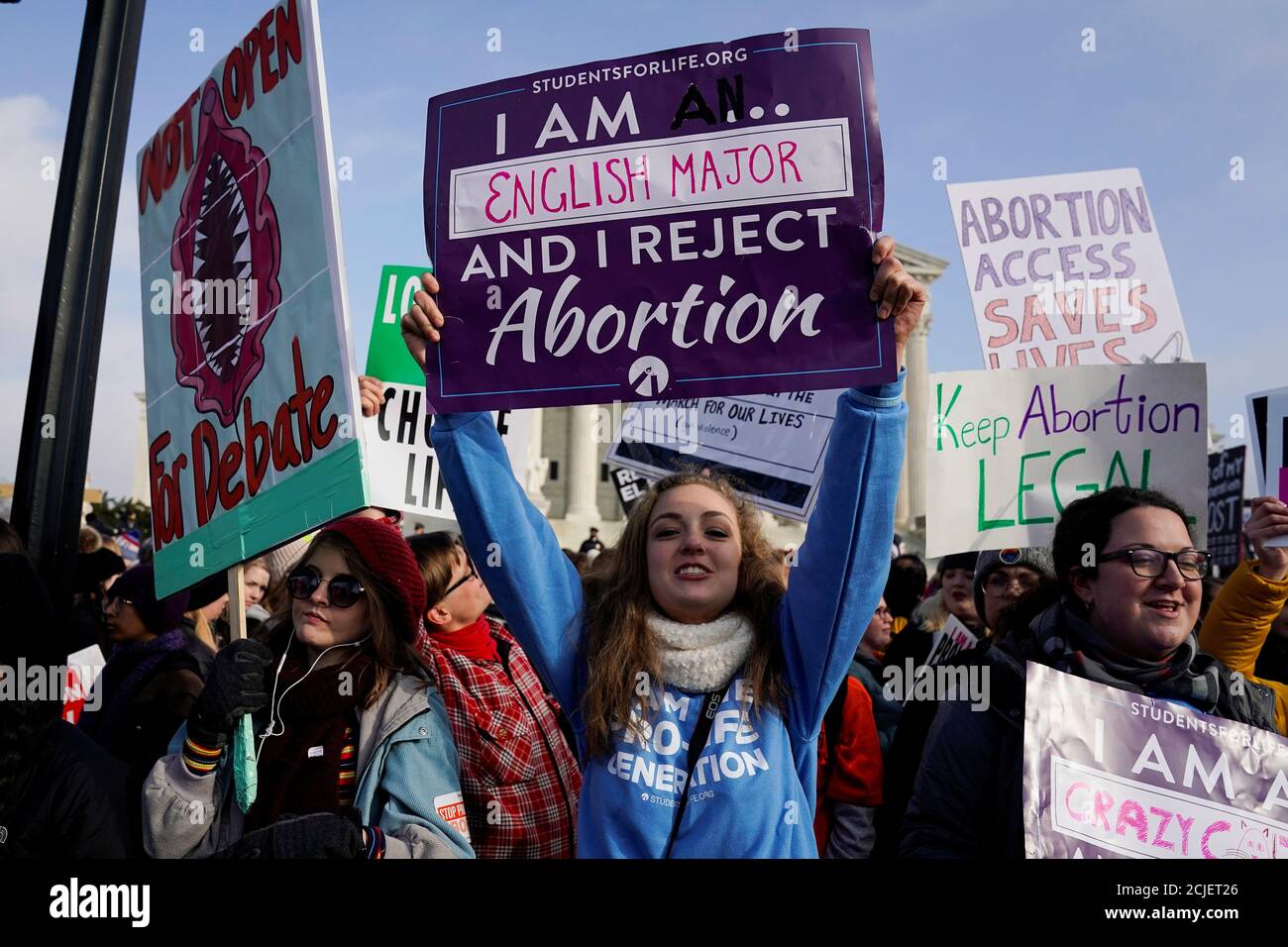 Activistas por los derechos del aborto y manifestantes antiaborto se reúnen en la Corte Suprema durante la 46.ª marcha anual por la vida en Washington, EE.UU., 18 de enero de 2019. REUTERS/Joshua Roberts Foto de stock
